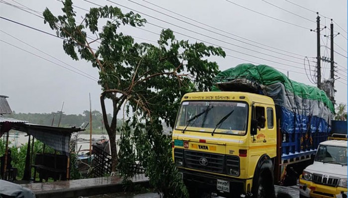 নিরাপদ আশ্রয়ে যেতে চলছে মাইকিং, প্রস্তুত ৩৪৪টি আশ্রয় কেন্দ্র