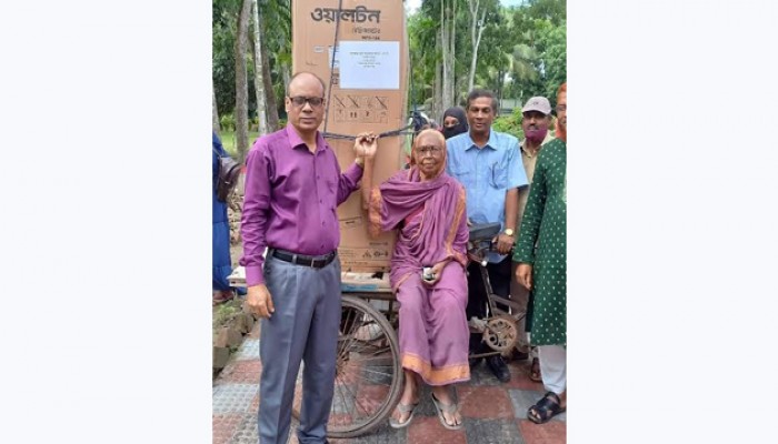 বাঘায় ভিক্ষুকের আবদারে ফ্রিজ উপহার দিলেন পররাষ্ট্র প্রতিমন্ত্রী