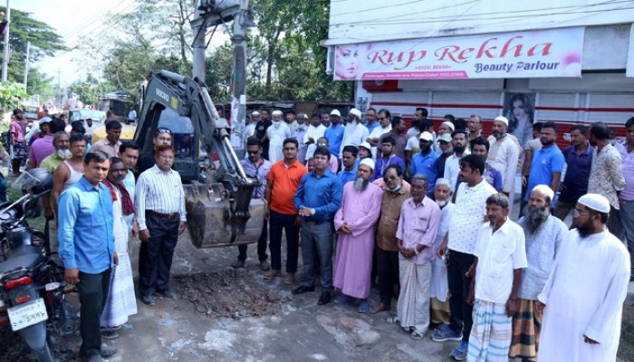 রাজশাহীর ছোটবনগ্রাম বারো রাস্তা থেকে পারিলা ইউনিয়নের রাস্তা কার্পেটিং কাজের উদ্বোধন