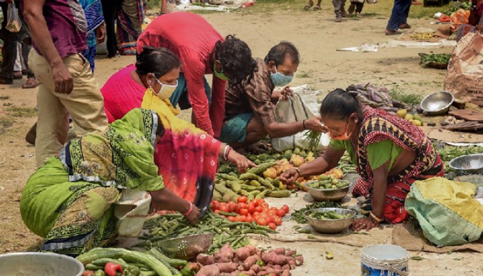 নিত্যপণ্যের দাম যেন পাগলা ঘোড়া