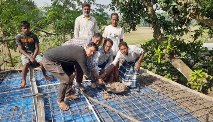 বাগমারায় শহীদ কামারুজ্জামান স্মৃতি সংঘ ভবনের ছাদ ঢালায়