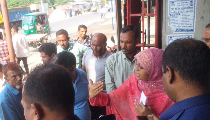 কেশরহাটে সার ডিলারের মজুদ কৌশলে অসহায় কৃষকরা