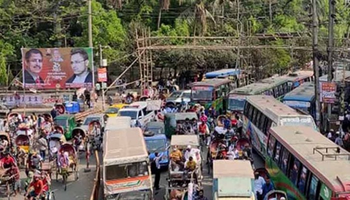 সড়কজুড়ে স্ট্যান্ড রাজধানীতে প্রবেশে লাগে কয়েক ঘণ্টা