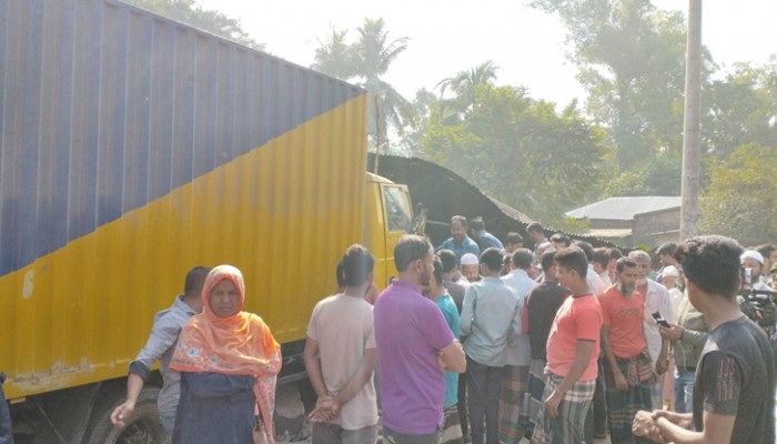 নিয়ন্ত্রণ হারিয়ে হোটেলে কাভার্ডভ্যান, নিহত ৫