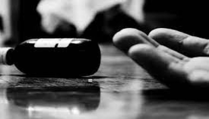 নিজ বাড়ি থেকে স্কুলছাত্রীর লাশ উদ্ধার