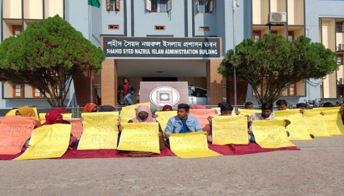 তিনমাসেও হয়নি সমাধান, রোদে বসে আমরণ অনশনে শিক্ষার্থীরা