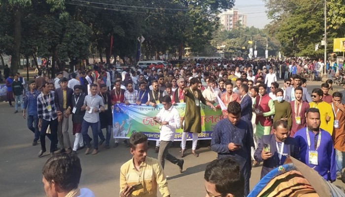 ছাত্রলীগের নেতাকর্মীদের উপস্থিতিতে মুখর সোহরাওয়ার্দী উদ্যান