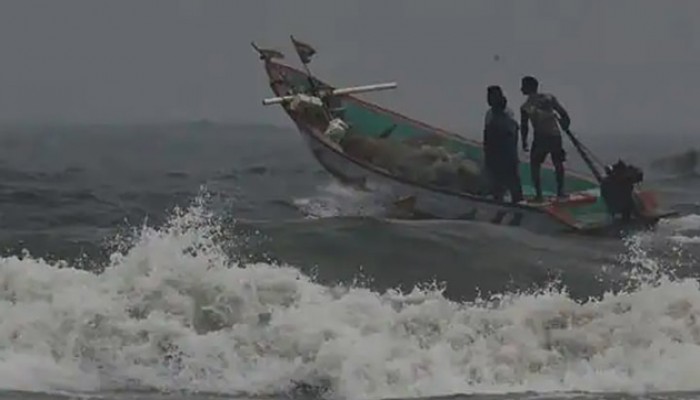 সাগরে ঘূর্ণিঝড় ‘মানদৌস’, সতর্ক সংকেত বাড়ল