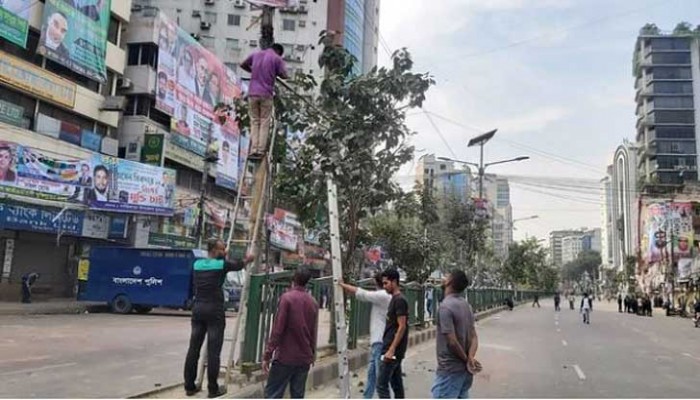 নয়াপল্টন কার্যালয়ের সামনে সিসি ক্যামেরা বসাচ্ছে পুলিশ