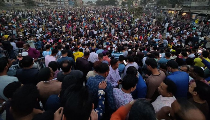 রাতেই ভরে গেছে গোলাপবাগ মাঠ, স্লোগানে মুখর