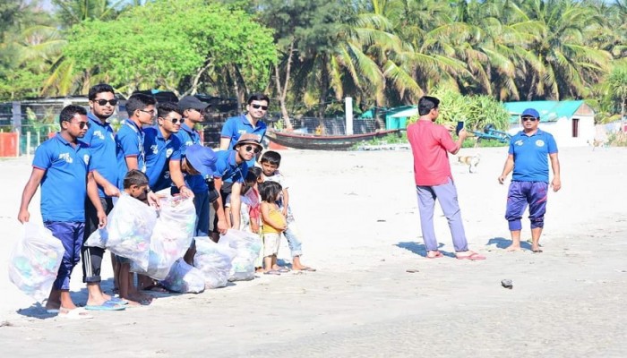 সেন্টমার্টিনে রাবি শিক্ষার্থীদের পরিচ্ছন্নতা অভিযান