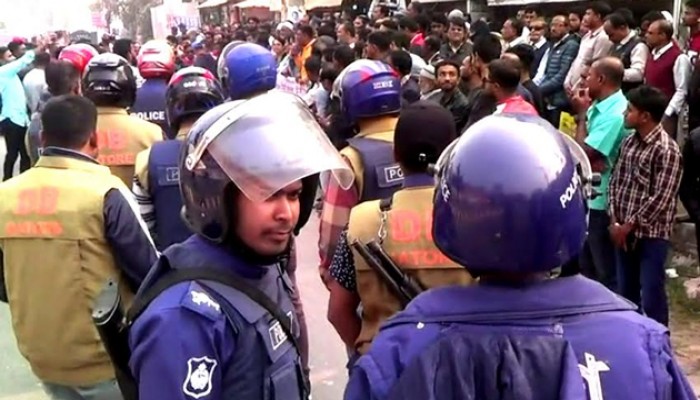 নাটোরে পুলিশ বেষ্টনির মধ্যে বিএনপির সমাবেশ