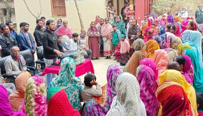 তানোরে এমপির পক্ষে শীতার্থদের মাঝে কম্বল ও শীত বস্ত্র বিতরণ