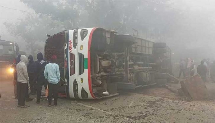 চলন্ত ট্রেনের সঙ্গে বাসের সংঘর্ষ, নিহত ১