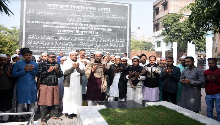 শহীদ এএইচএম কামারুজ্জামানের কবর জিয়ারত করলেন রাসিক মেয়র