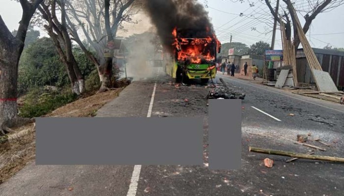 বাসের সঙ্গে মোটরসাইকেলের সংঘর্ষ, একই পরিবারের ৩ জন নিহত