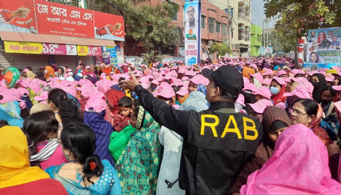 কড়া নিরাপত্তা আর তল্লাশীর মধ্য দিয়ে সরব হচ্ছে সভাস্থল