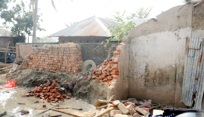 মান্দায় অবৈধ স্থাপনা নির্মাণে বাঁধা দেওয়া গৃহবধুকে মারপিটের অভিযোগ