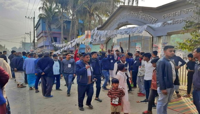 চাঁপাইনবাবগঞ্জ সদরে উপনির্বাচনে দুই প্রার্থীর সমর্থকদের মধ্যে হাতাহাতি