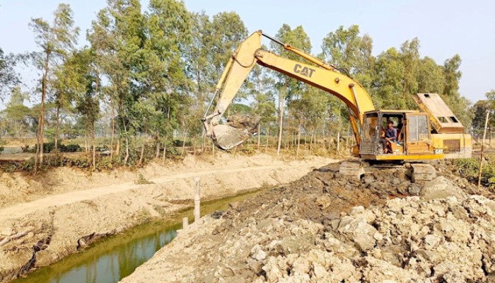 বাগমারায় কাদার বিলে খাল খনন করায় বদলে যাবে কৃষকের ভাগ্য