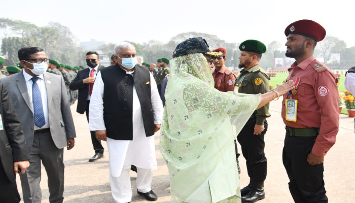 রাজশাহীর মোহনকে রাষ্ট্রপতি সেবা পদক পরিয়ে দিলেন প্রধানমন্ত্রী