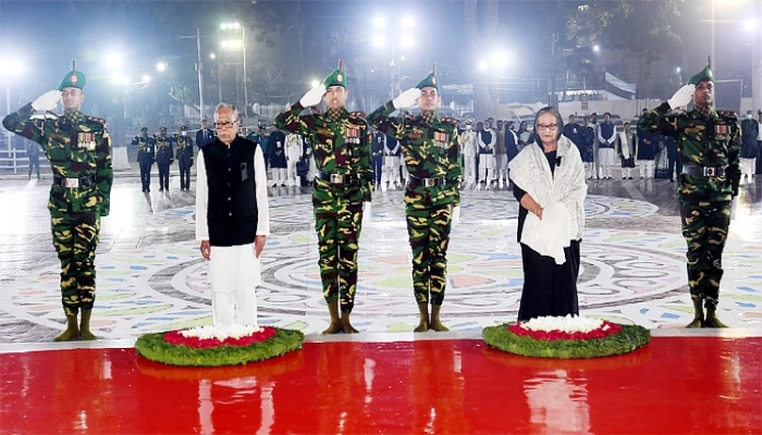 শহীদ মিনারে রাষ্ট্রপতি-প্রধানমন্ত্রীর শ্রদ্ধা