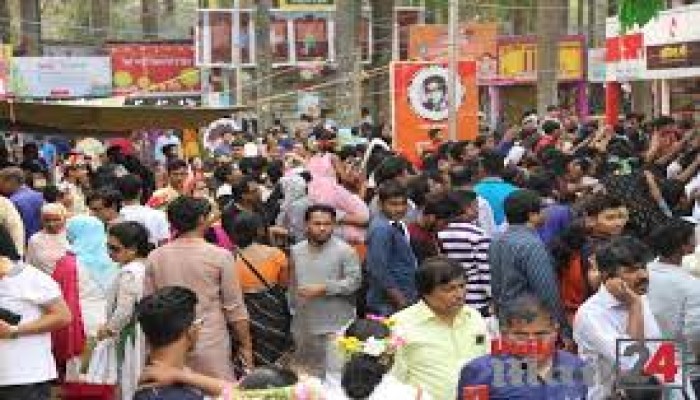 শহীদ মিনারে শ্রদ্ধা জানিয়ে বইমেলায় ছুটছে মানুষ