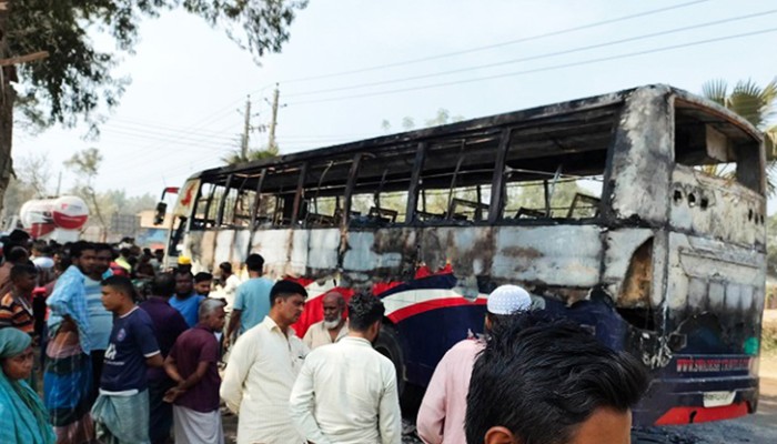 বাসের ধাক্কায় অটোরিকশাচালকসহ প্রাণ গেল ৪ জনের