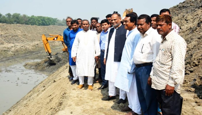 বাগমারায় নদী পুনঃখনন কাজ পরিদর্শন করলেন এমপি এনামুল