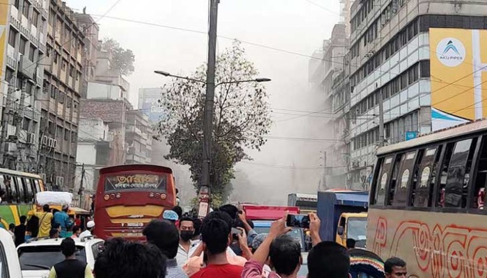 গুলিস্তানে ভবনে বিস্ফোরণ, হতাহতের শঙ্কা