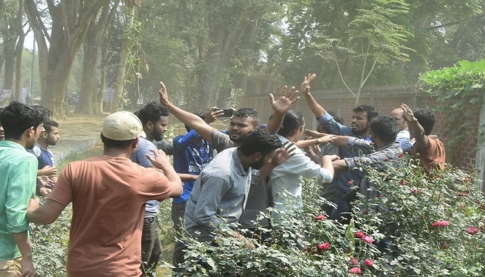 সাংবাদিকদের মারধর করে ক্যামেরা ভাঙচুর শিক্ষার্থীদের