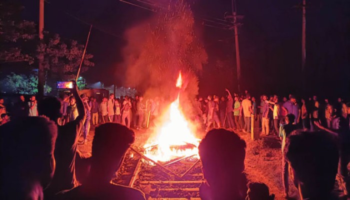 রাজশাহীতে রেললাইনে আগুনের ঘটনায় ৩০০ জনের বিরুদ্ধে মামলা