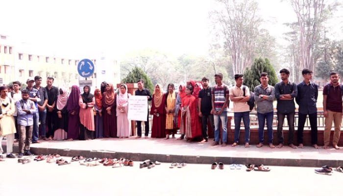 রাজশাহী বিশ্ববিদ্যালয়ে খালি পায়ে দাঁড়িয়ে হামলার প্রতিবাদ