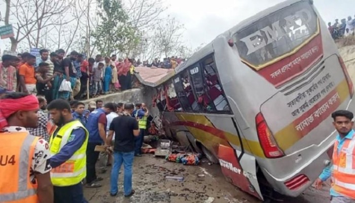 মাদারীপুরের শিবপুরে বাস খাদে, নিহত ১৭, আহত ৩০