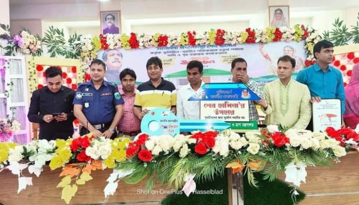 রাজশাহীর গোদাগাড়ীতে নতুন করে ৪২০ টি ভূমিহীন ও গৃহহীনদের মাঝে প্রধানমন্ত্রীর উপহারের বাড়ীর চাবি ও দলিল হস্তান্তর