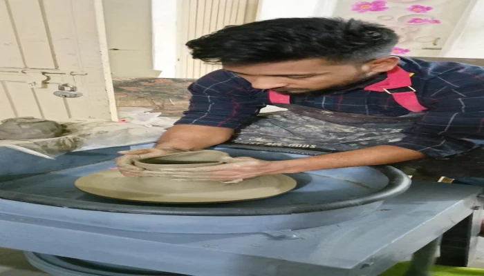 মাটির জিনিস তৈরি করে আয় করছেন রাজশাহী বিশ্ববিদ্যালয়ের এই শিক্ষার্থীরা