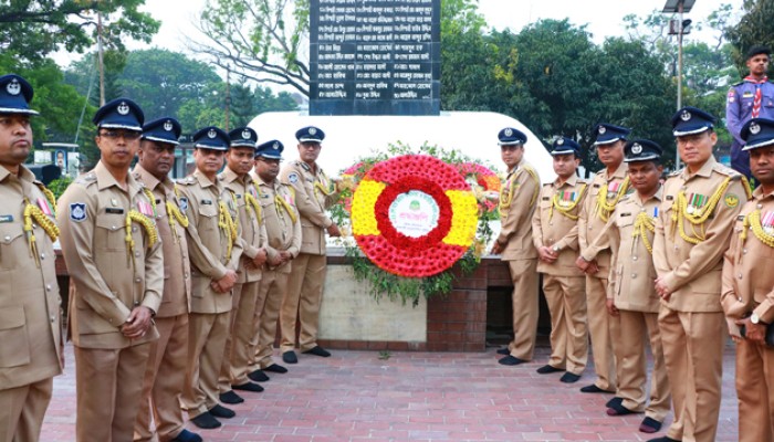 মহান স্বাধীনতা দিবসে শহীদদের প্রতি পুলিশ কমিশনারের শ্রদ্ধা