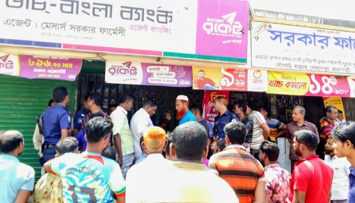 মোহনপুরে গ্রাহকদের অর্ধকোটি টাকা নিয়ে উধাও ডাচ্ বাংলা ব্যাংক এজেন্ট শাখা