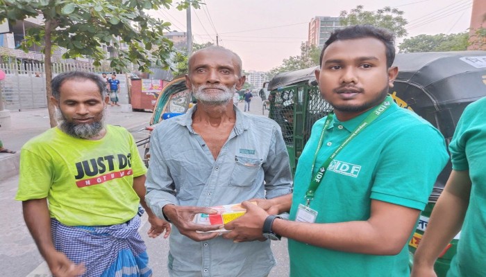 শতাধিক ভাসমান মানুষের মাঝে ইন্টিগ্রেটেড ডেভেলপমেন্ট ফোরাম (আইডিএফ) এর ইফতার বিতরন