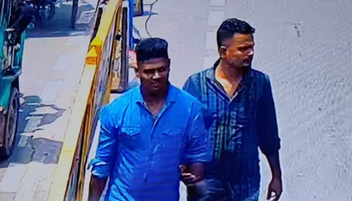রাজশাহীতে আড়াই লাখ টাকা ছিনিয়ে পুলিশের সামনে দিয়ে দৌড়