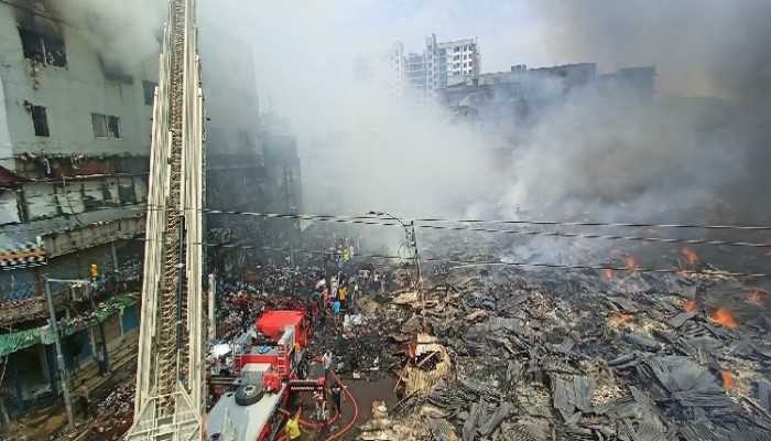 সাড়ে ৬ ঘণ্টা পর বঙ্গবাজারের আগুন নিয়ন্ত্রণে