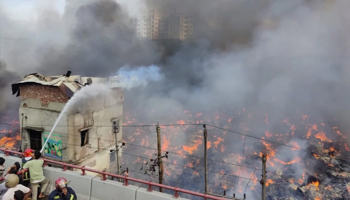 হামলা-কাজে বাধা দেওয়ায় ৩০০ জনের বিরুদ্ধে মামলা