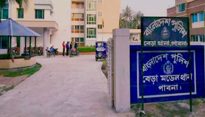 পাবনার বেড়া মডেল থানা পুলিশের গাড়ি থেকে হাতকড়াসহ আসামির পলায়ন!