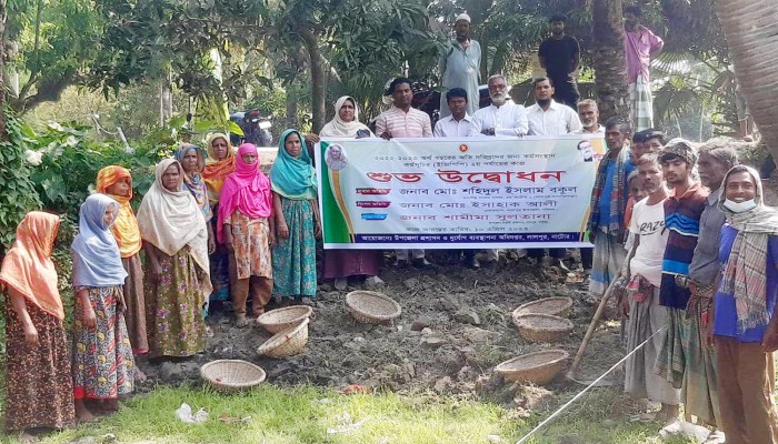 লালপুরে অতি দরিদ্রদের জন্য কর্মসংস্থান কর্মসূচীর উদ্বোধন