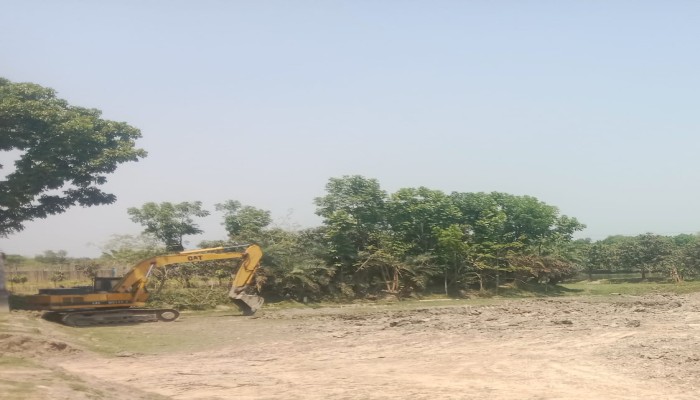 দুর্গাপুরে তিন ফসলি জমি নষ্ট করে চলছে অবৈধ ভাবে পুকুর খনন