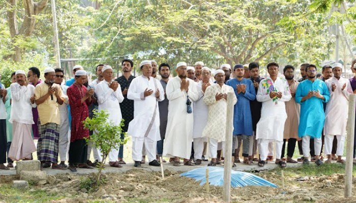 মরহুম এএইচএম ওয়াহিদুজ্জামানের কবর জিয়ারত করলেন রাসিক মেয়র