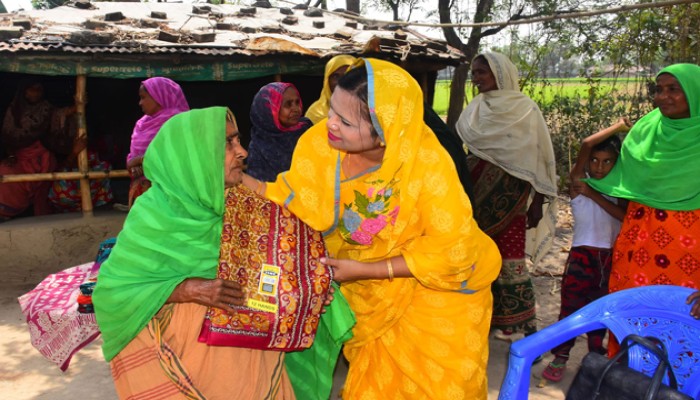 গোদাগাড়ীতে অসহায়দের মাঝে এমপি মিতার ঈদ উপহার বিতরণ