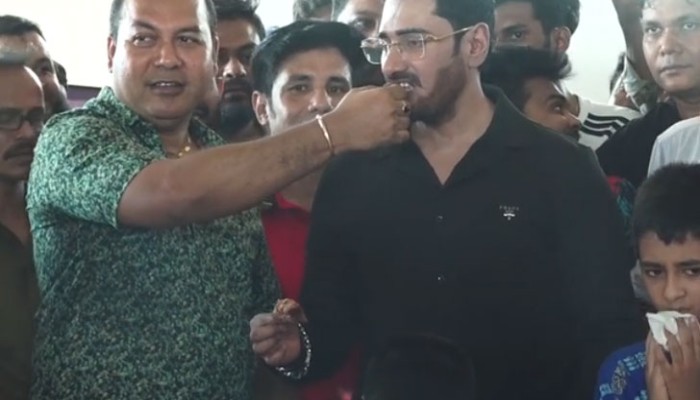 রোজা রেখেই কেক খেয়ে ফেললেন অনন্ত জলিল!