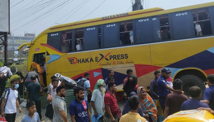 ঈদের ঘরমুখী যাত্রী নিয়ে বাস খাদে