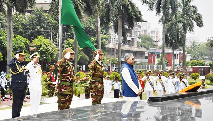 সশস্ত্র বাহিনীর শহীদদের প্রতি রাষ্ট্রপতির শ্রদ্ধা